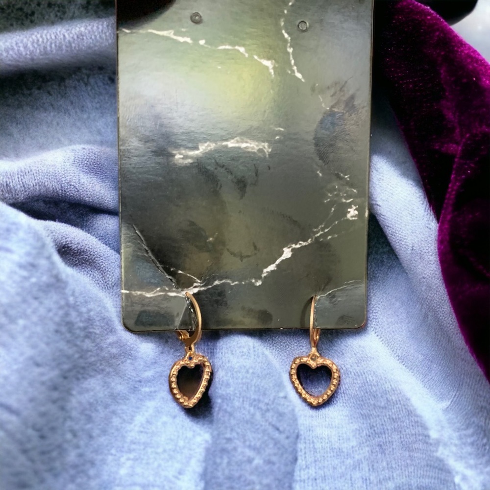 ✨BOUTIQUE✨ Gold Heart Earrings